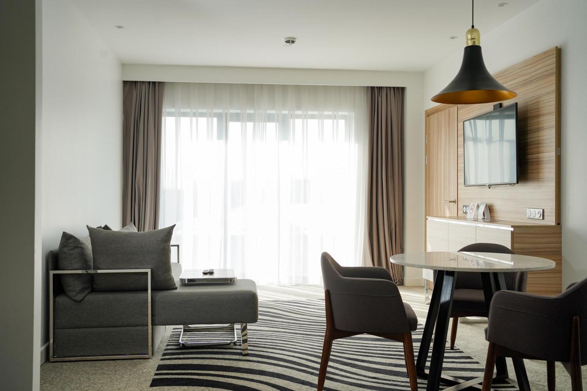 Novotel Bishkek City Center מראה חיצוני תמונה